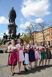 Die Finalistinnen des Castings zur Bayerischen Bierkönigin 2015 Marlene Speck, Isabella Wagner, Stephanie Kleesattel, Theresa Priller, Katharina Walter, Julie Decher, Jennifer Rausch (©Foto: Ingrid Grossmann)